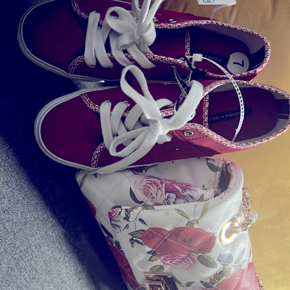 Tommy Hilifiger sneakers in red! New, never worn -size 7 NWOT - Picture 3 of 3